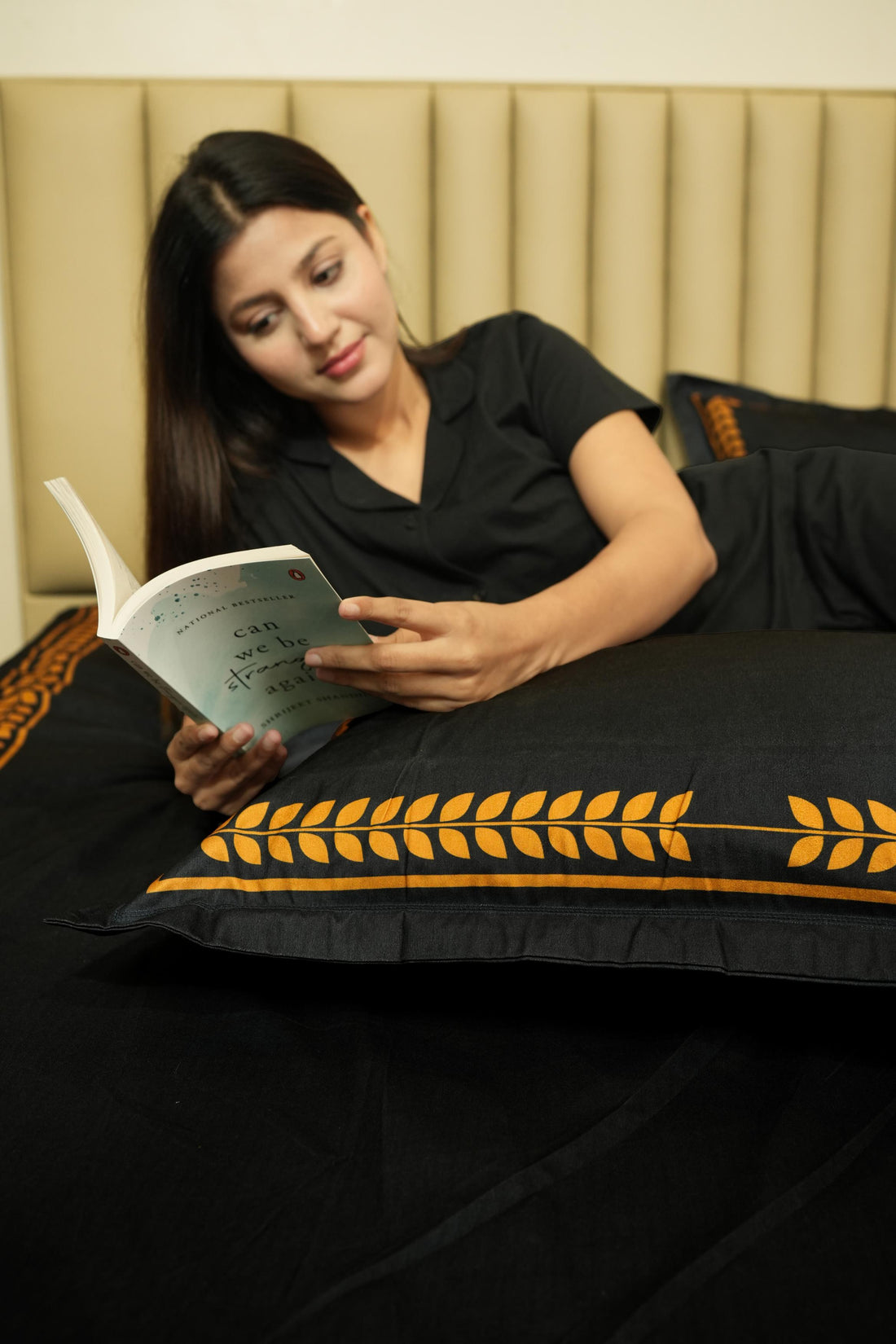 Seren Crest Cuddle Bedding Set - Deep Black - 400 TC Cotton